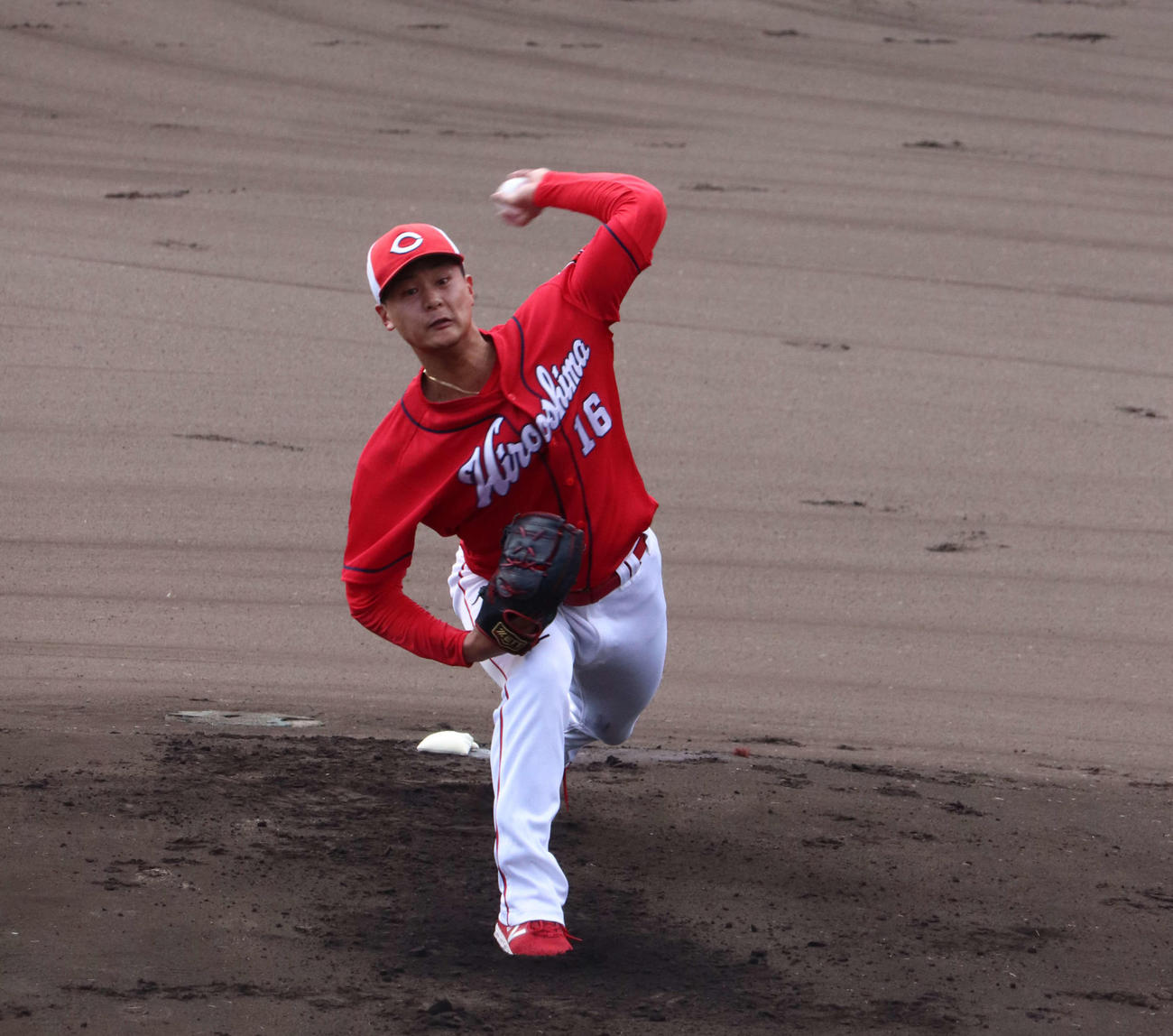 秋季キャンプでの紅白戦に登板した広島森翔平（撮影・前原淳）