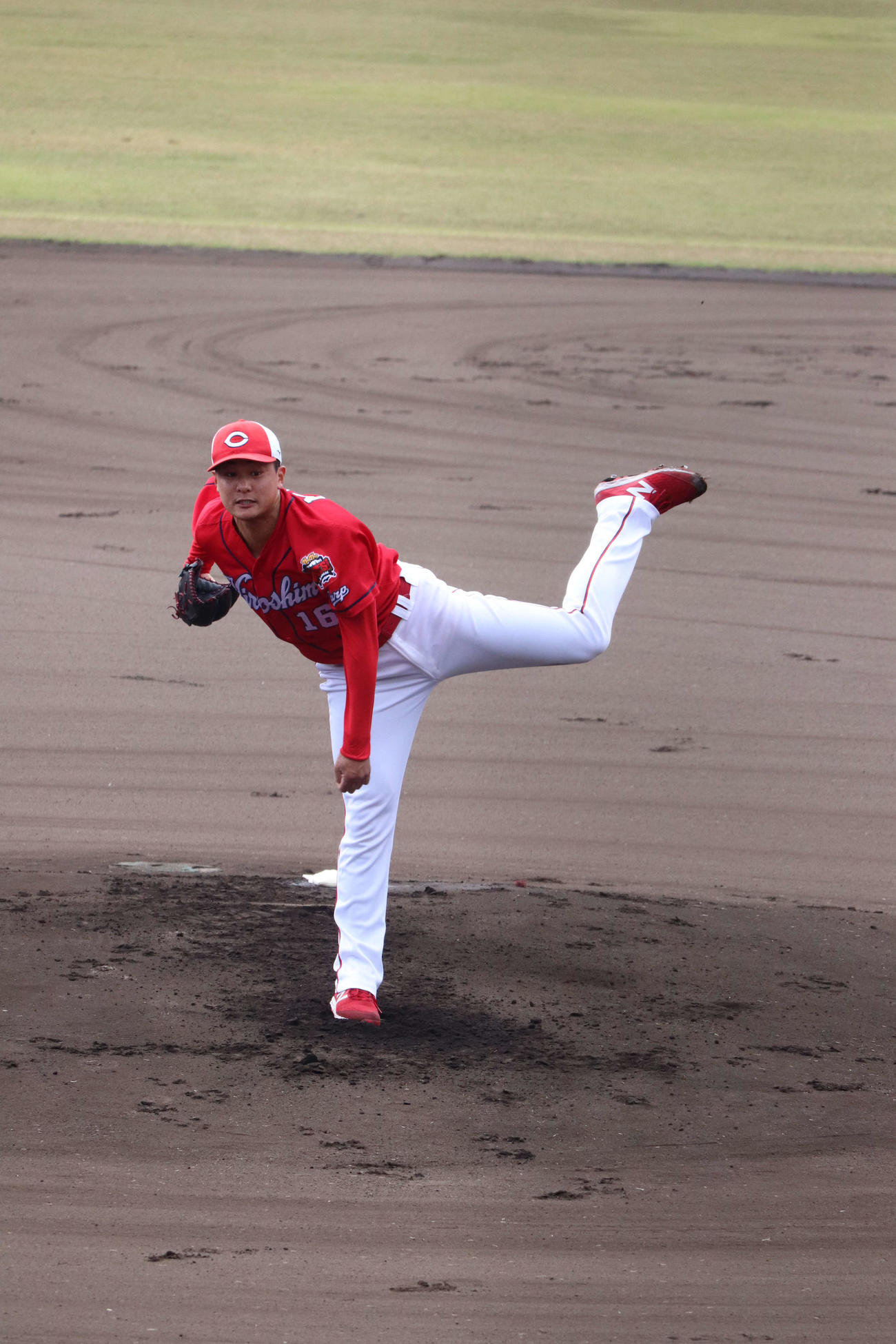 秋季キャンプでの紅白戦に登板した広島森翔平（撮影・前原淳）