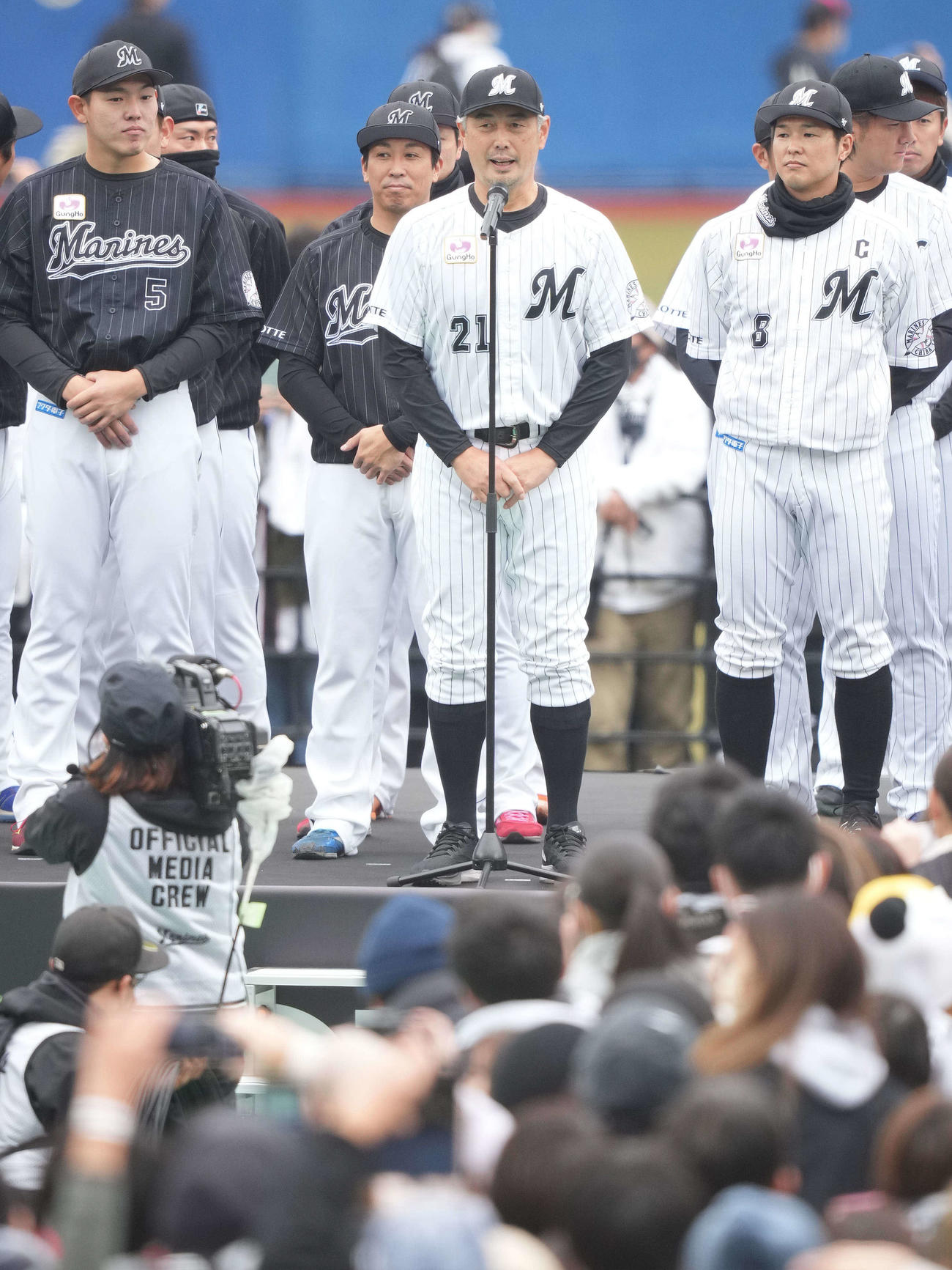 ファン感謝デーの開会宣言であいさつするロッテ吉井監督（中央）（撮影・鈴木みどり）