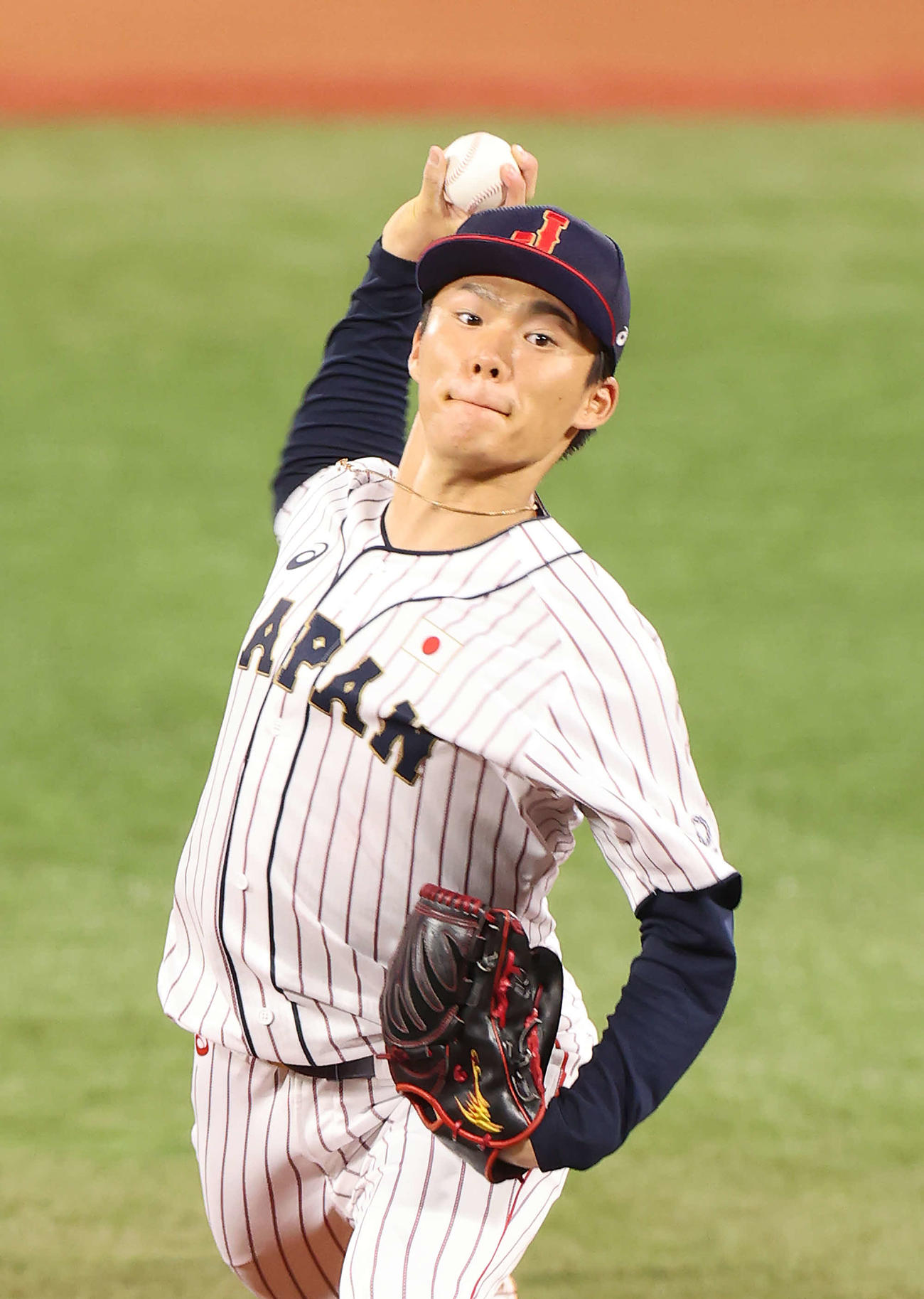 21年8月、東京五輪　野球準決勝　日本対韓国　力投する日本先発の山本由伸