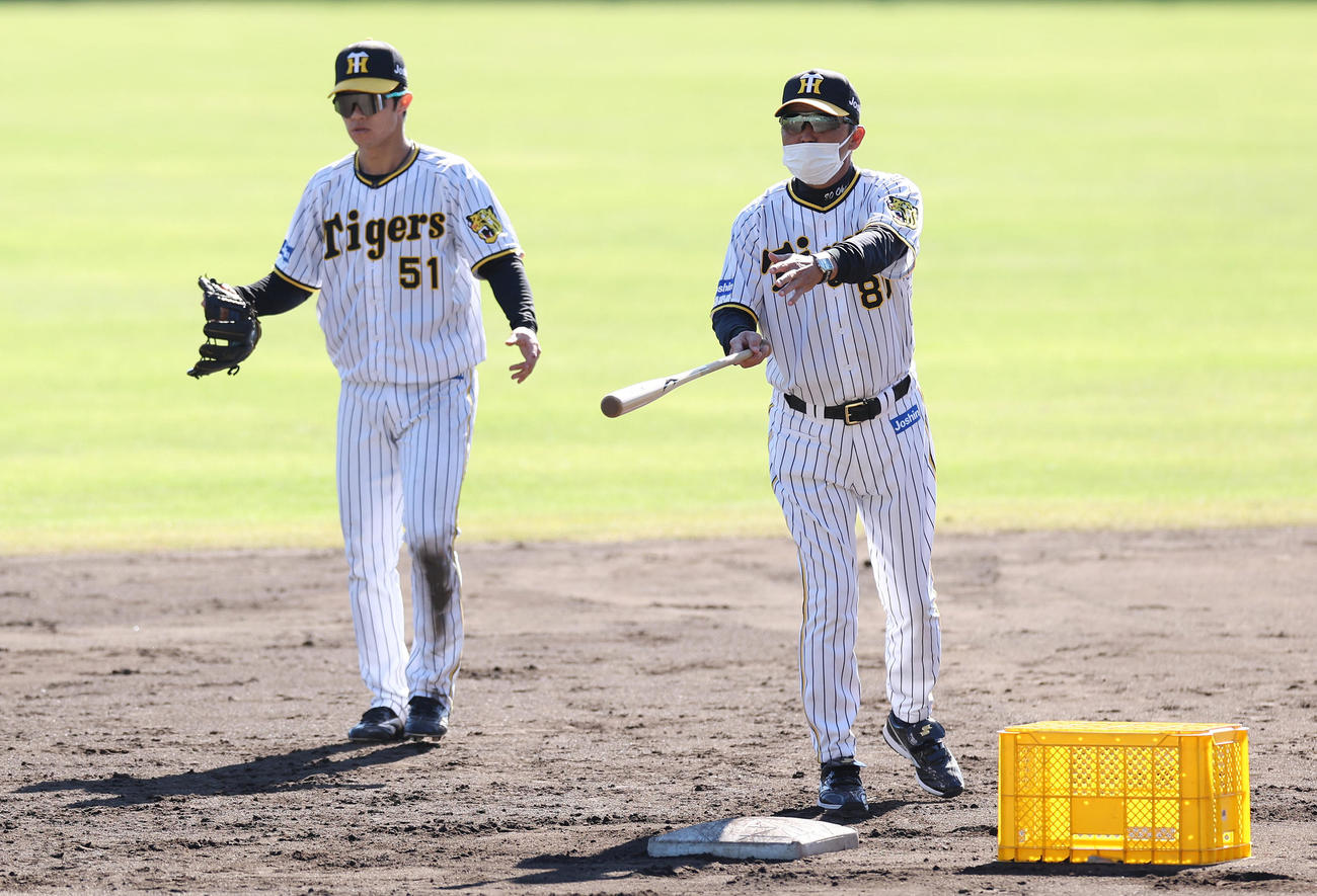二遊間の併殺プレー練習で選手に指示する阪神岡田監督。左は中野（撮影・前田充）