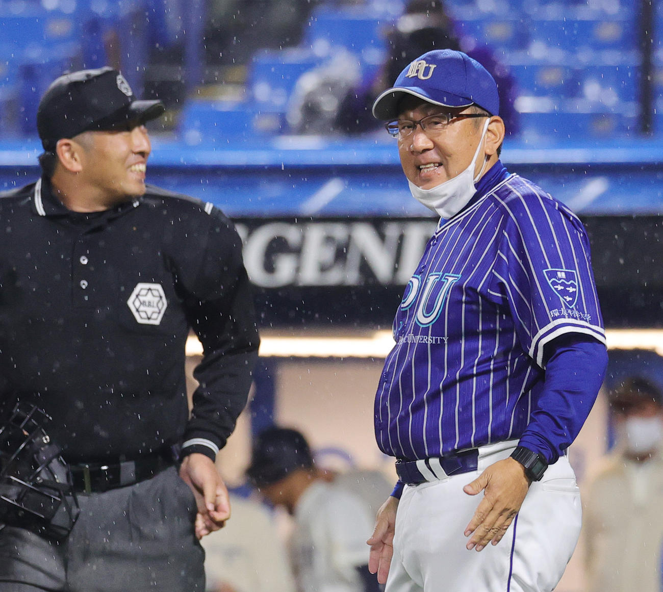 環太平洋大対大商大　笑顔で選手交代を告げる環太平洋大・野村監督（撮影・野上伸悟）