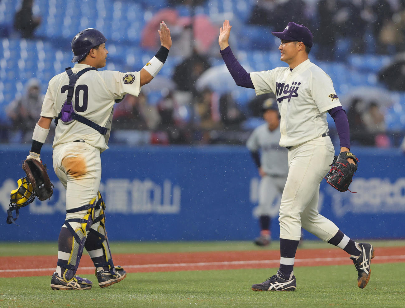明大対関大　蓑尾海斗（左）と完投勝利を喜び合う明大・村田（撮影・野上伸悟）