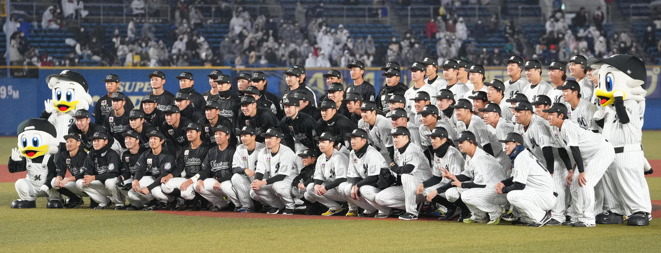 田中靖と松永の引退セレモニー後、記念撮影するロッテナイン（撮影・鈴木みどり）