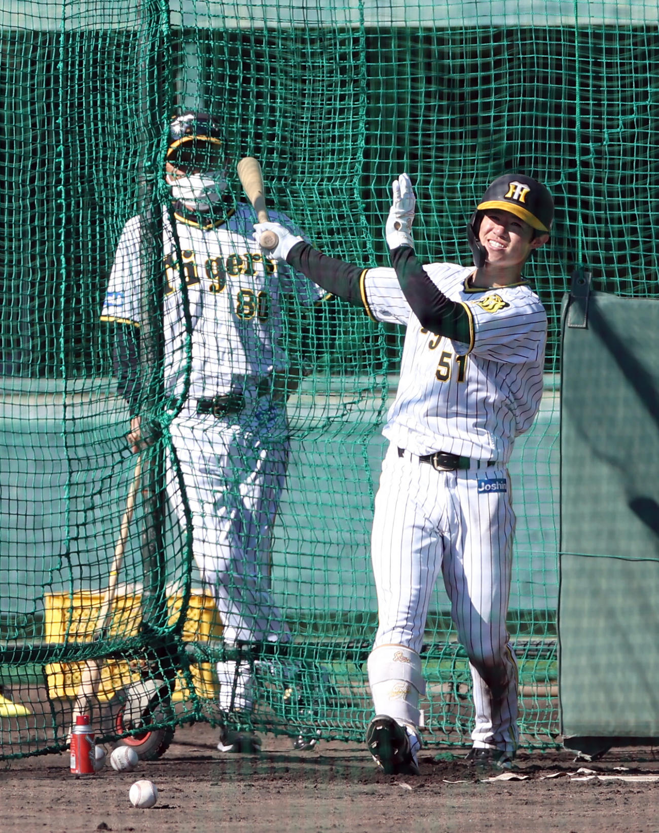 ランチ特打を行う阪神中野。左は岡田監督（撮影・前田充）
