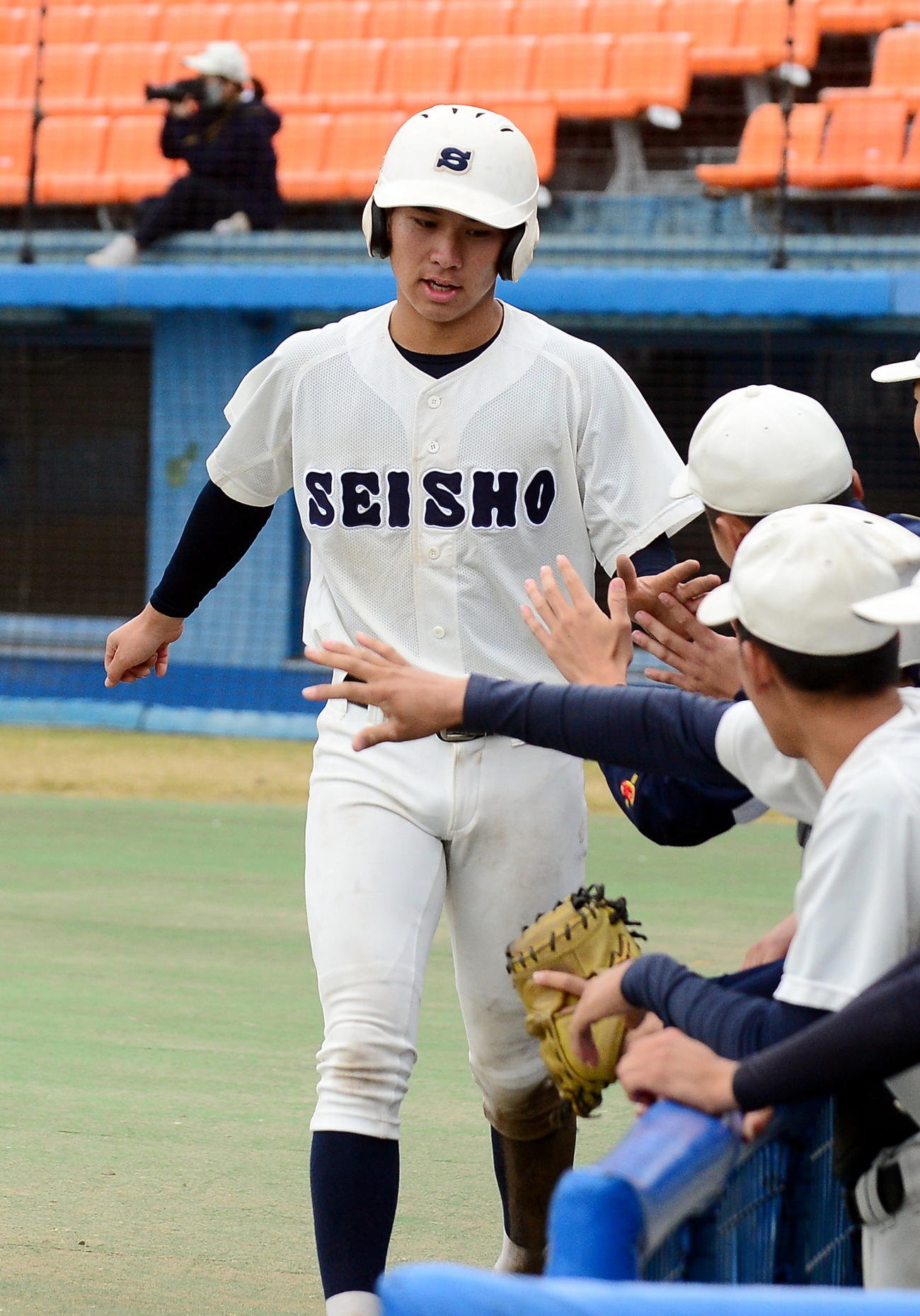 4回に藤田の適時打で生還し、ハイタッチで迎えられる静岡商高・戸田