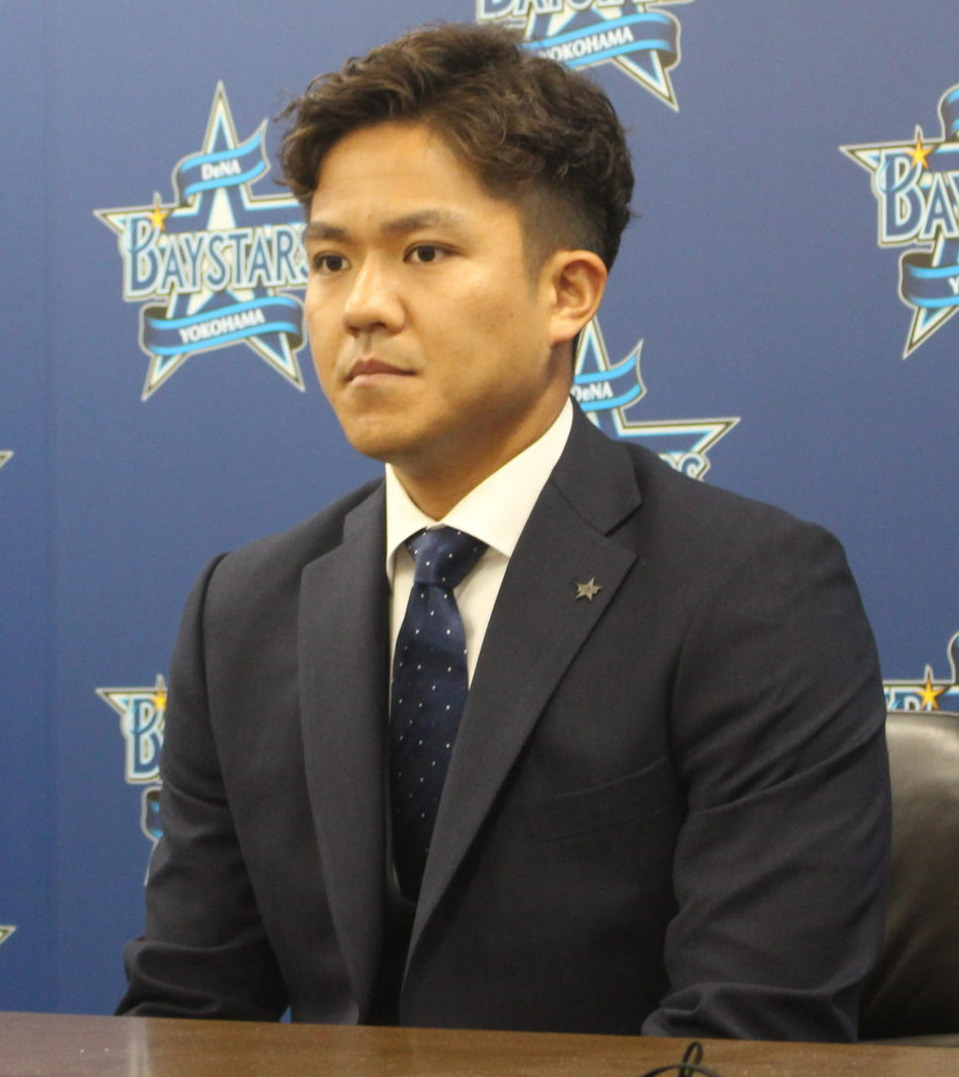 契約更改交渉を終え、会見に臨むDeNA田中俊太（撮影・久保賢吾）