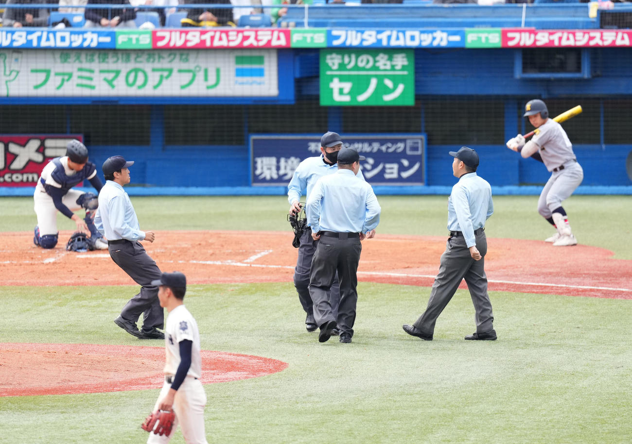 仙台育英対大阪桐蔭　2回表仙台育英無死満塁、山田の三ゴロで三塁手がベースにタッチしたかを協議する審判（撮影・菅敏）