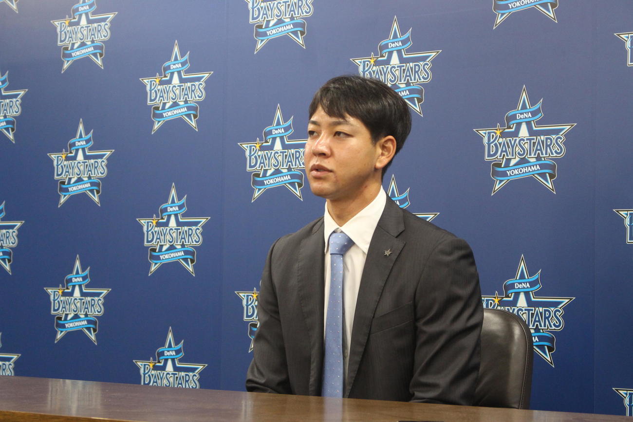 契約更改交渉を終え、会見に臨むDeNA平良（撮影・久保賢吾）
