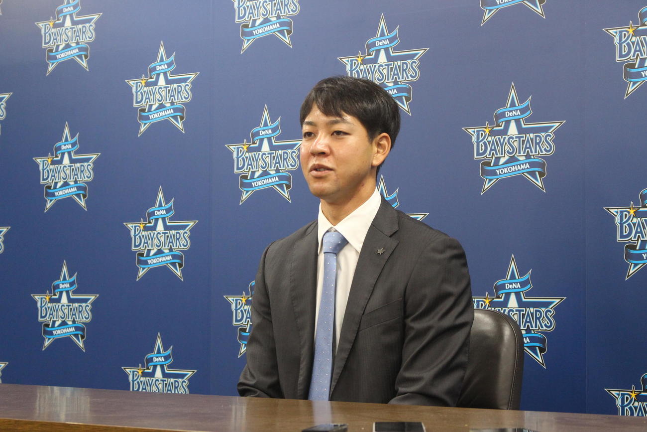 契約更改交渉を終え、会見に臨むDeNA平良（撮影・久保賢吾）