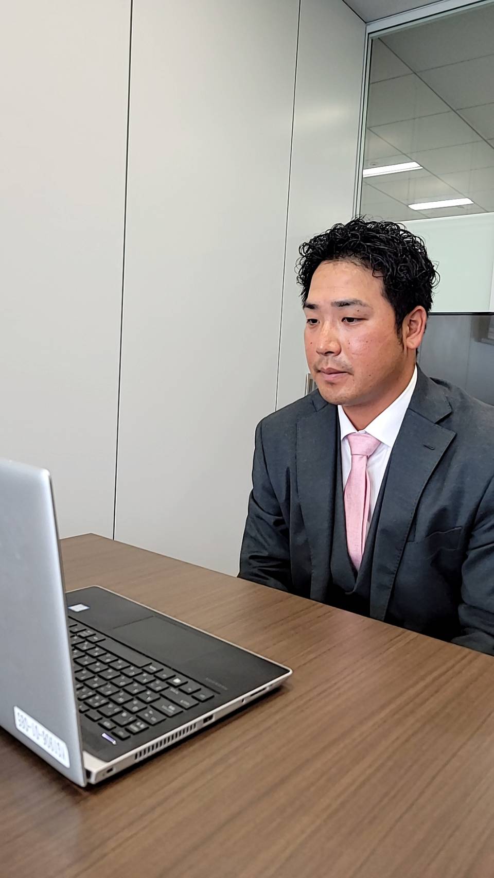 契約更改後、リモート会見に出席した巨人香月（球団提供）