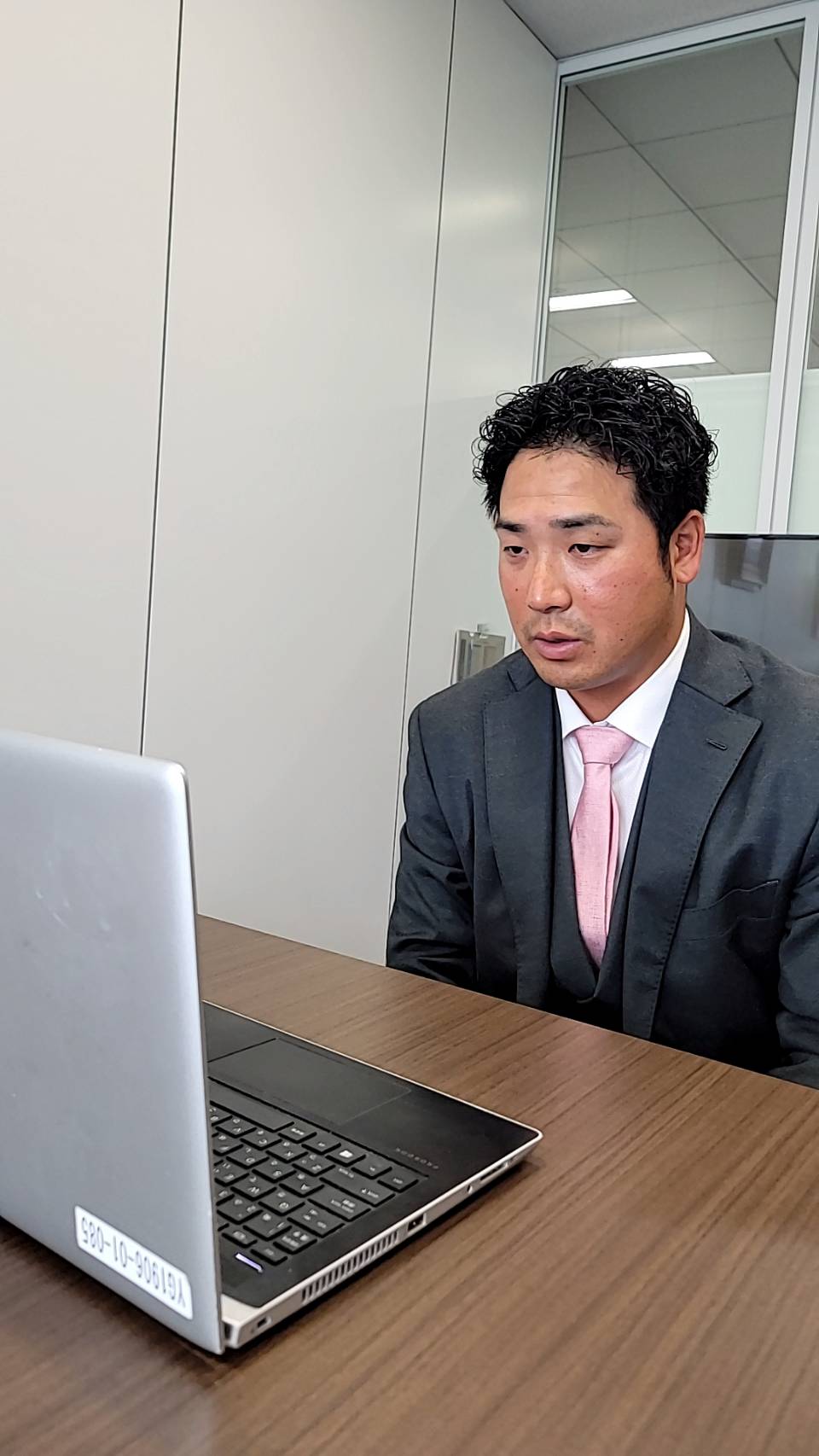 契約更改後、リモート会見に出席した巨人香月（球団提供）