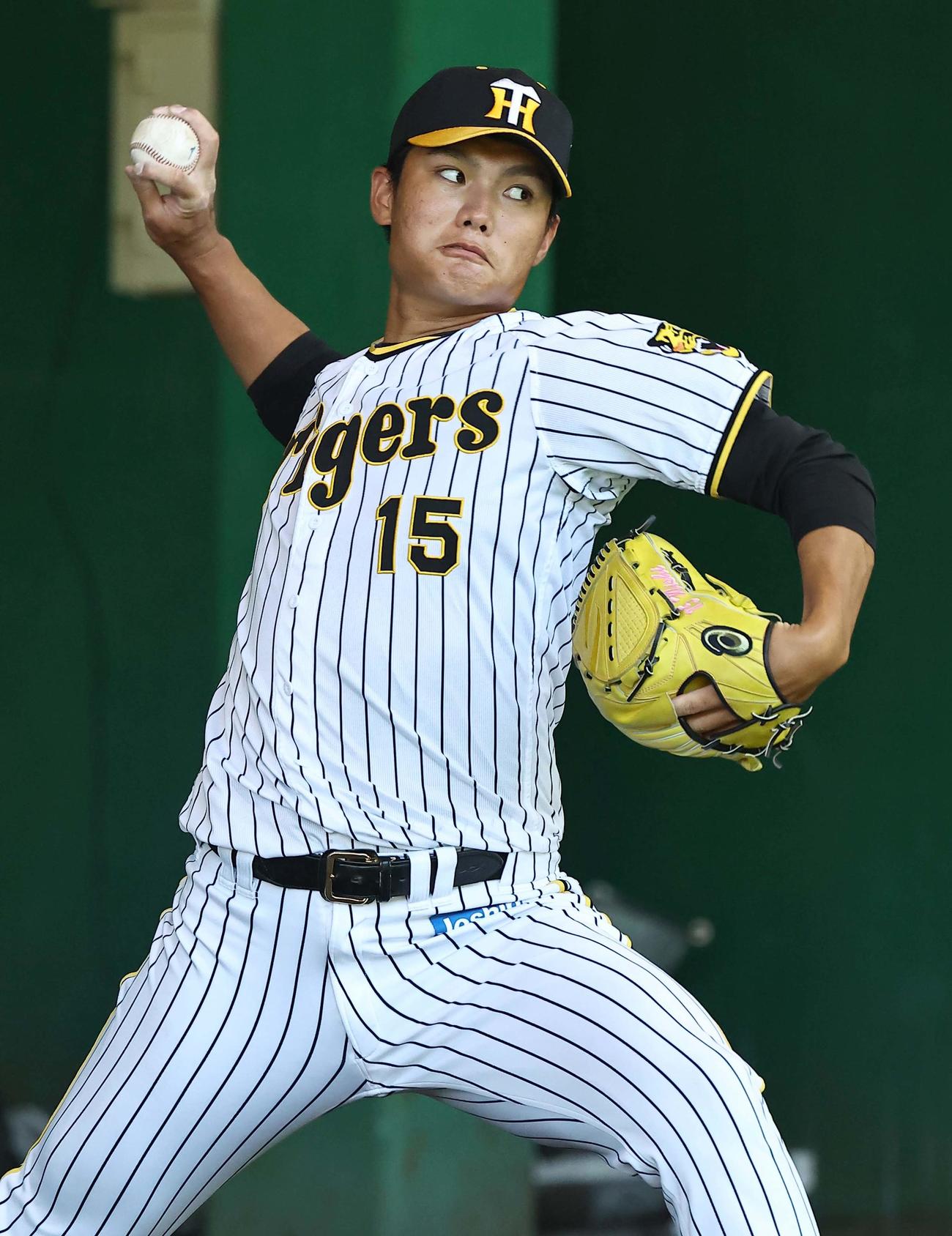 ブルペンで投球練習をする西純（撮影・上田博志）