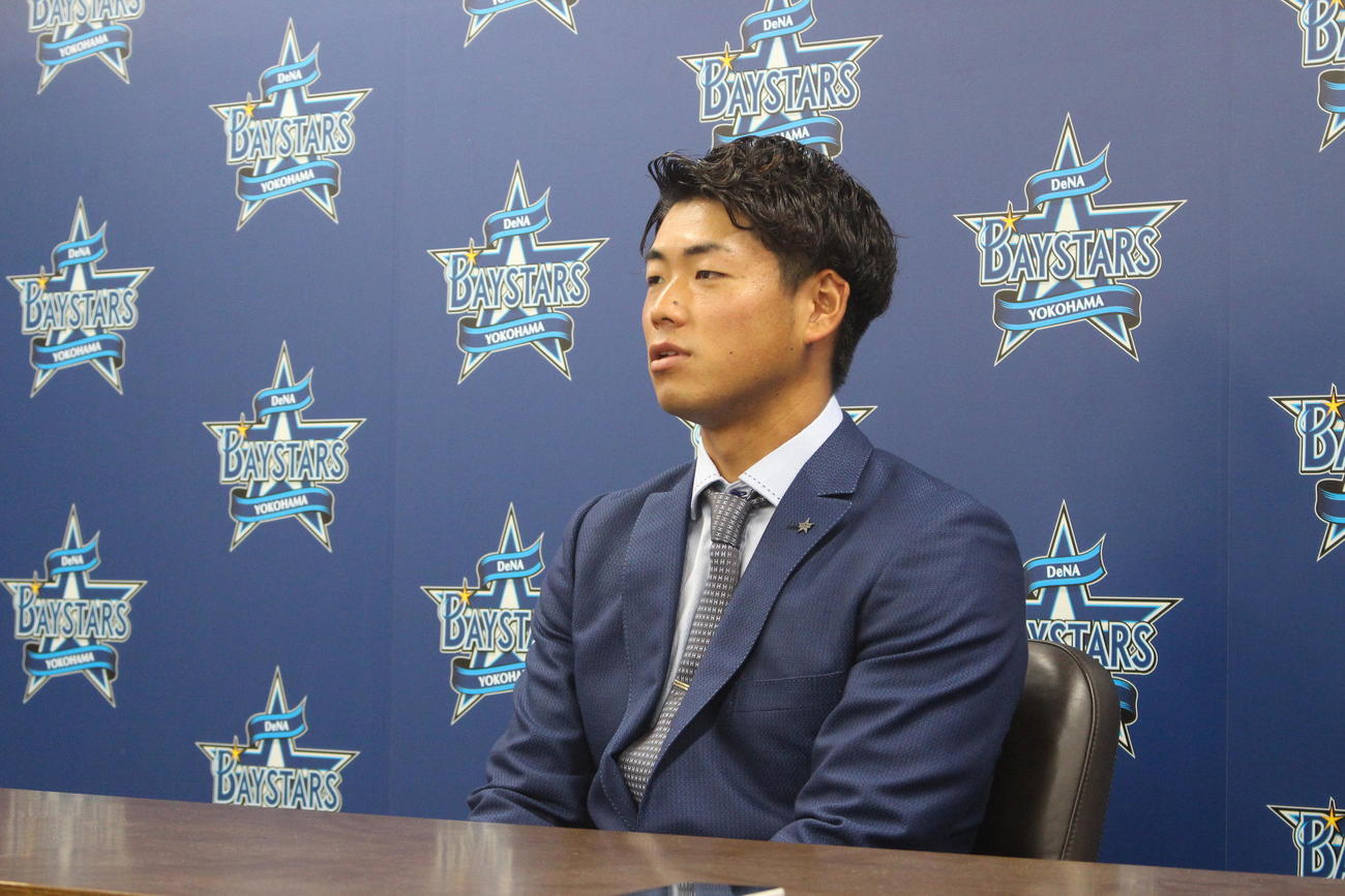 契約更改交渉を終え、会見に臨むDeNA蝦名（撮影・久保賢吾）