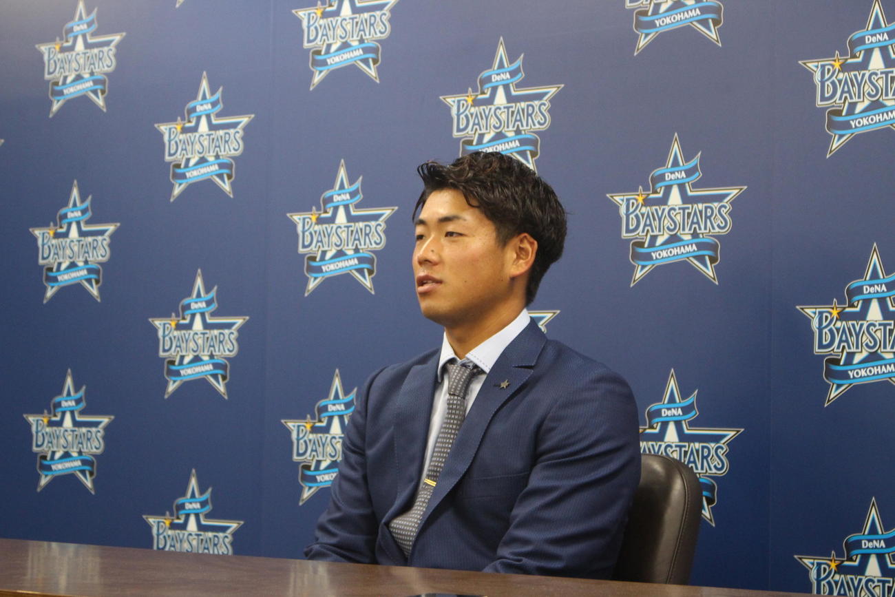 契約更改交渉を終え、会見に臨むDeNA蝦名（撮影・久保賢吾）