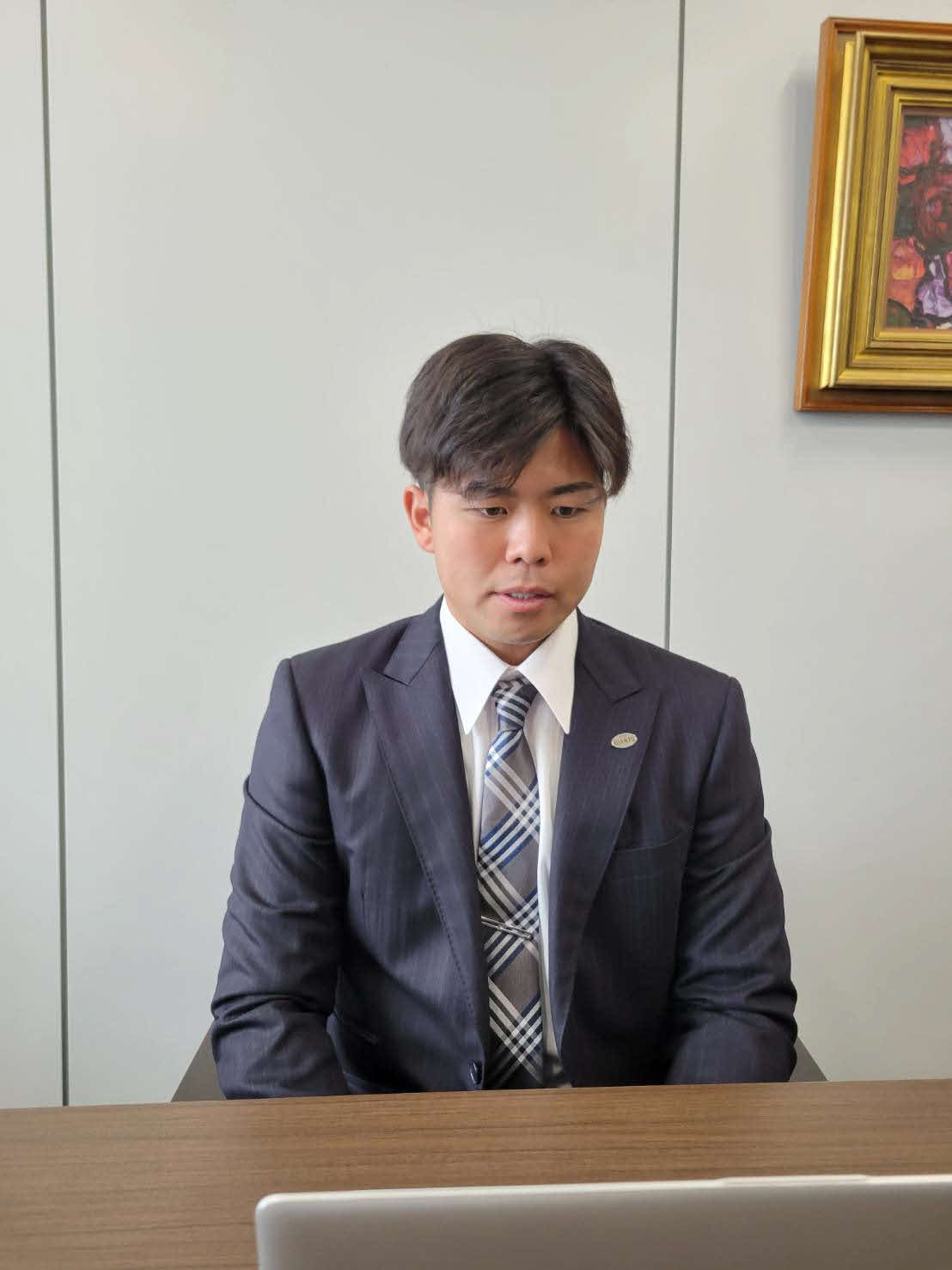契約更改後、リモート会見に出席した巨人山本（球団提供）