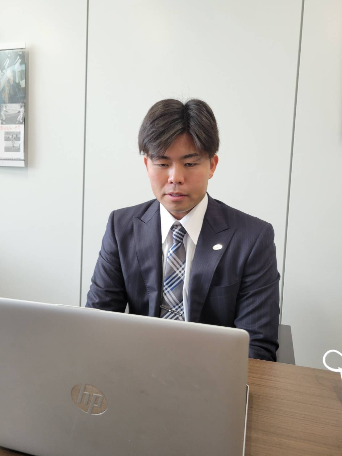 契約更改後、リモート会見に出席した巨人山本（球団提供）