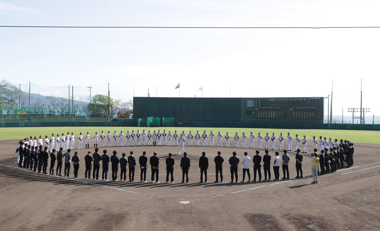 秋季キャンプを打ち上げる阪神ナイン（撮影・前田充）