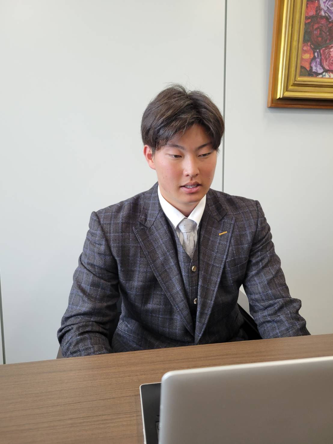 契約更改後、リモート会見に出席した巨人萩原（球団提供）