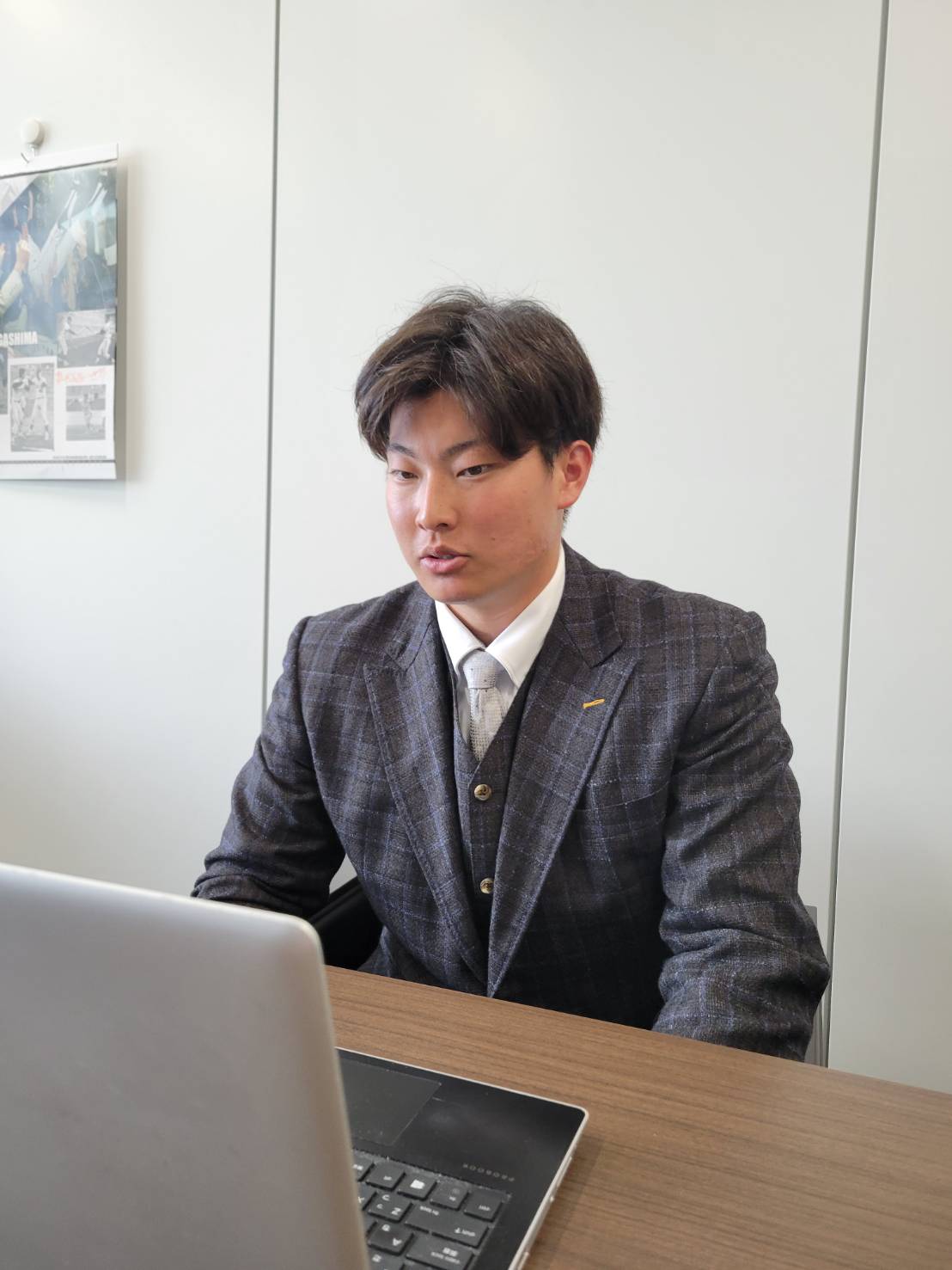 契約更改後、リモート会見に出席した巨人萩原（球団提供）