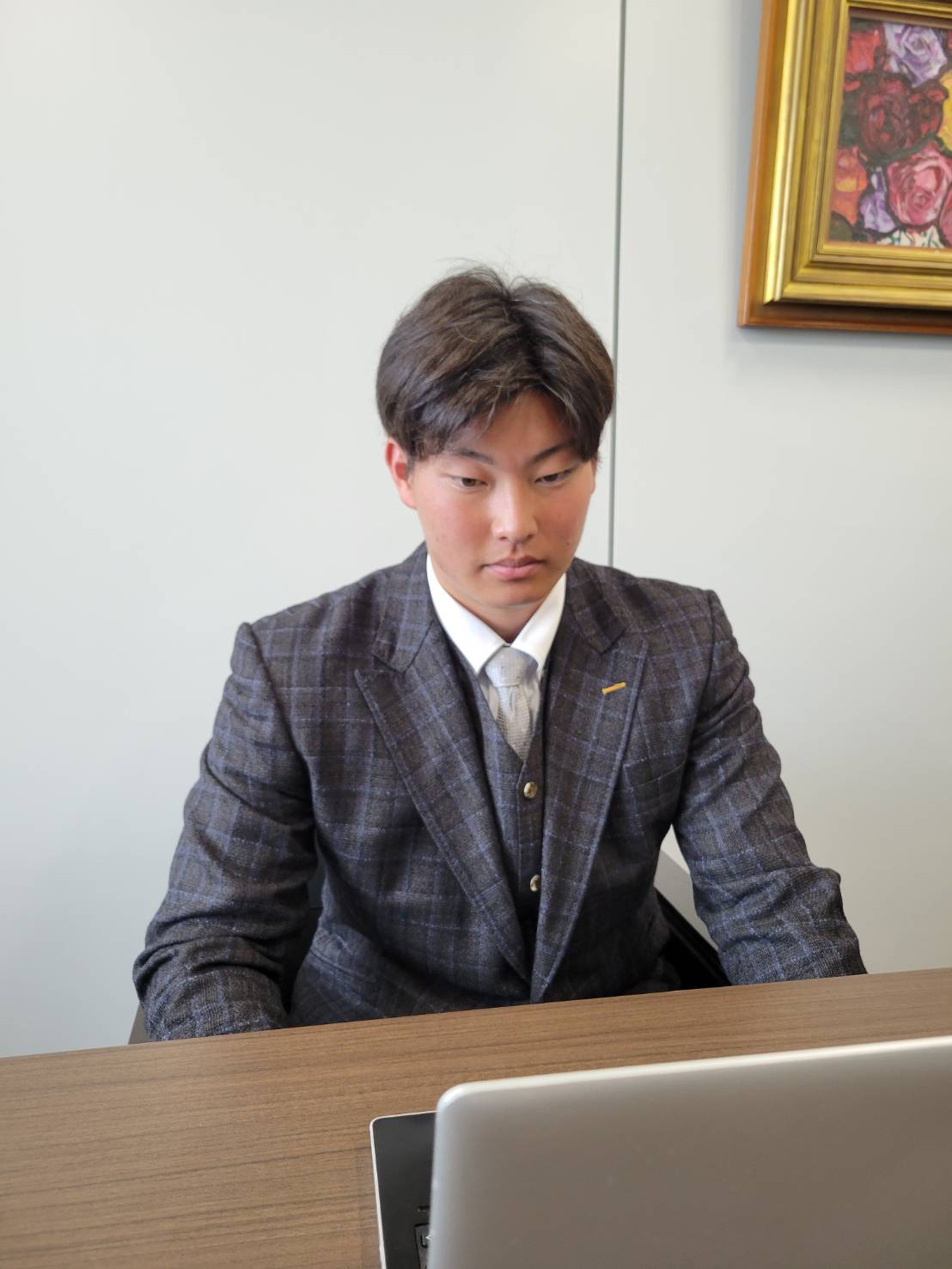 契約更改後、リモート会見に出席した巨人萩原（球団提供）