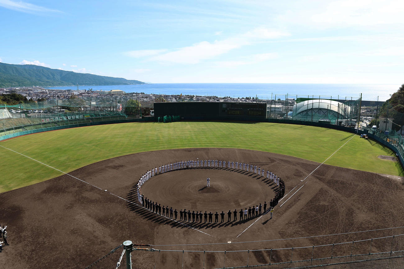 秋季キャンプを手締めで終える阪神ナイン（撮影・上田博志）