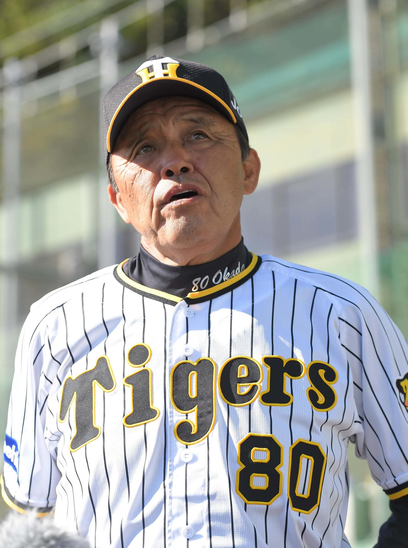 秋季キャンプを終えた岡田監督は総括をする（代表撮影）
