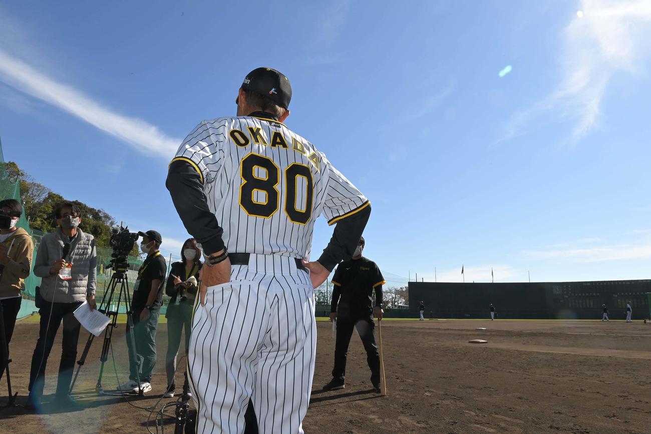 秋季キャンプを終えた岡田監督は総括をする（代表撮影）