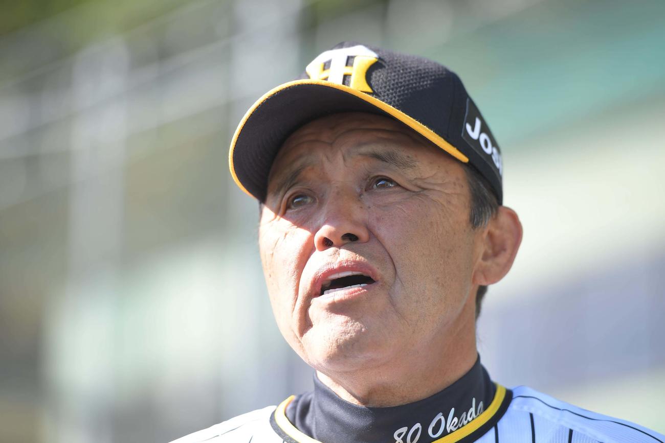 秋季キャンプを終えた岡田監督は総括をする（代表撮影）