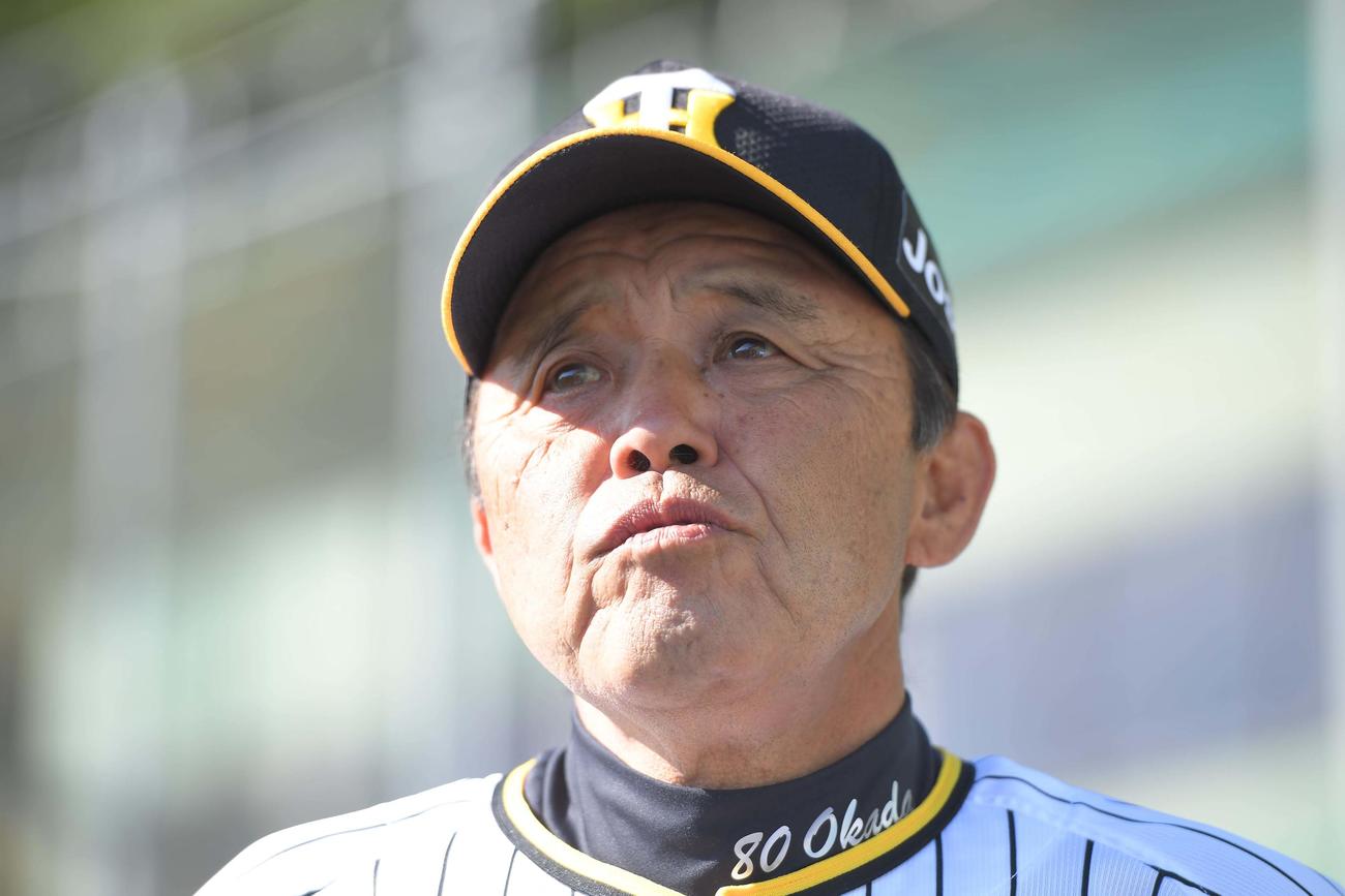 秋季キャンプを終えた岡田監督は総括をする（代表撮影）