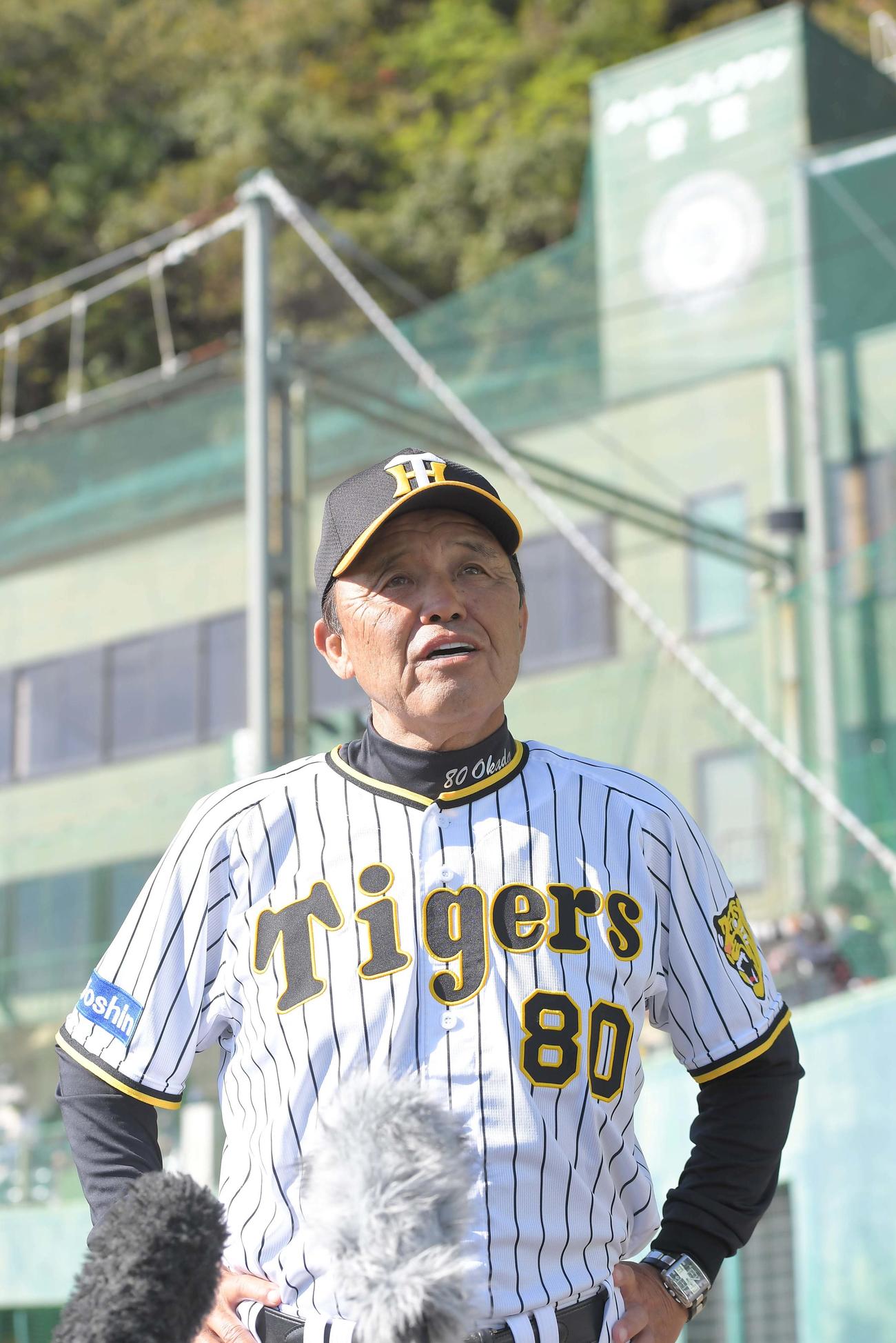 秋季キャンプを終えた岡田監督は総括をする（代表撮影）