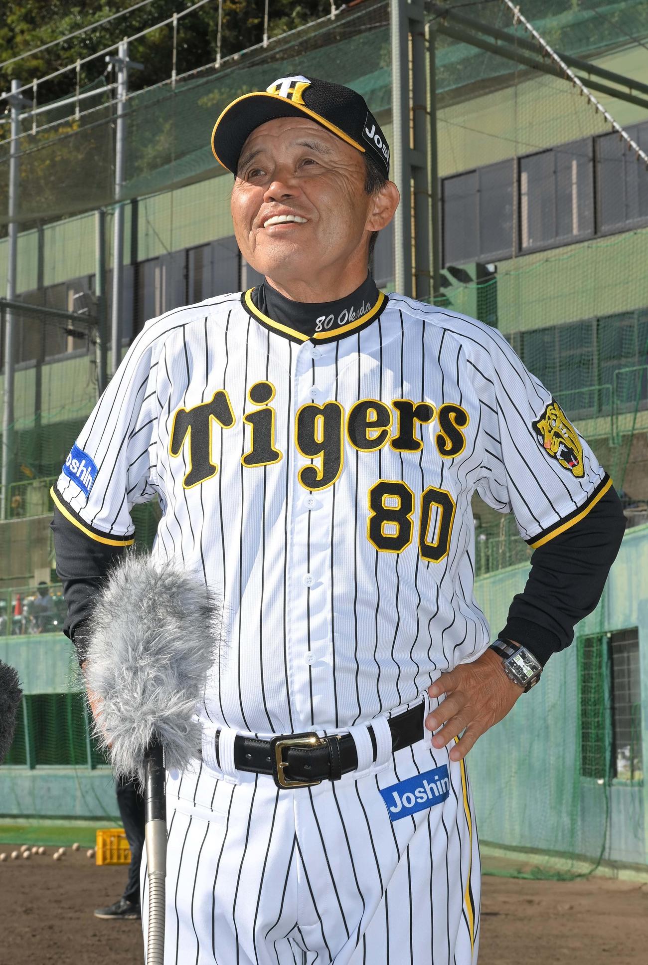 秋季キャンプを終えた岡田監督は総括をする（代表撮影）