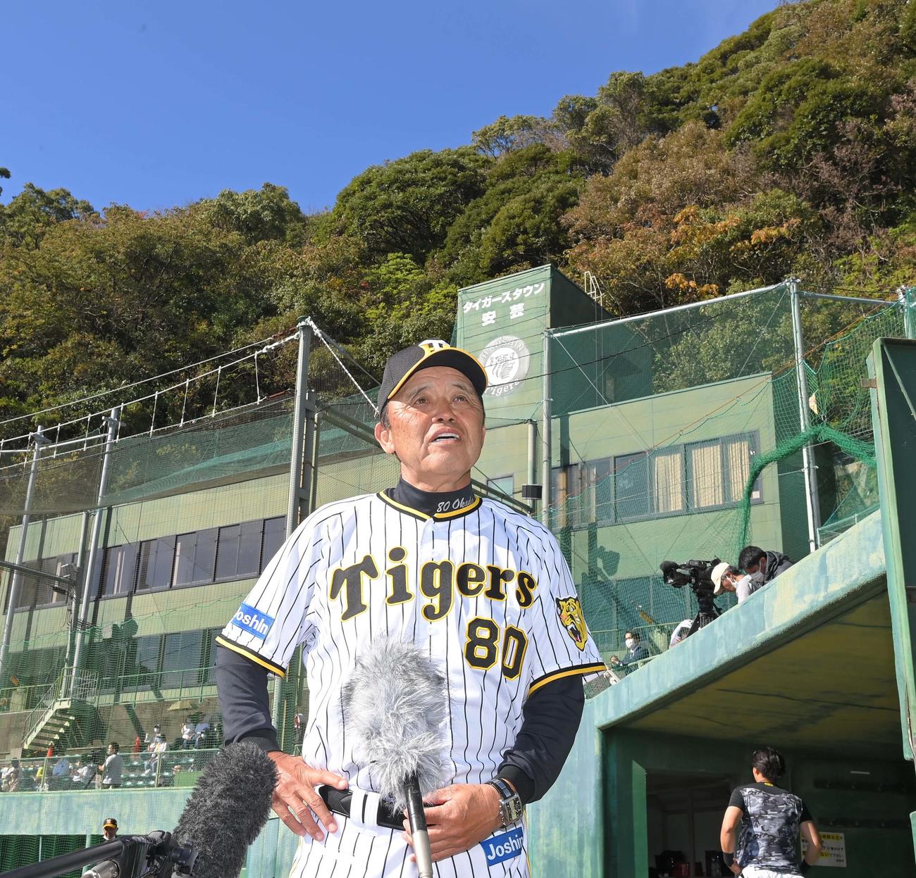 秋季キャンプを終えた岡田監督は総括をする（代表撮影）