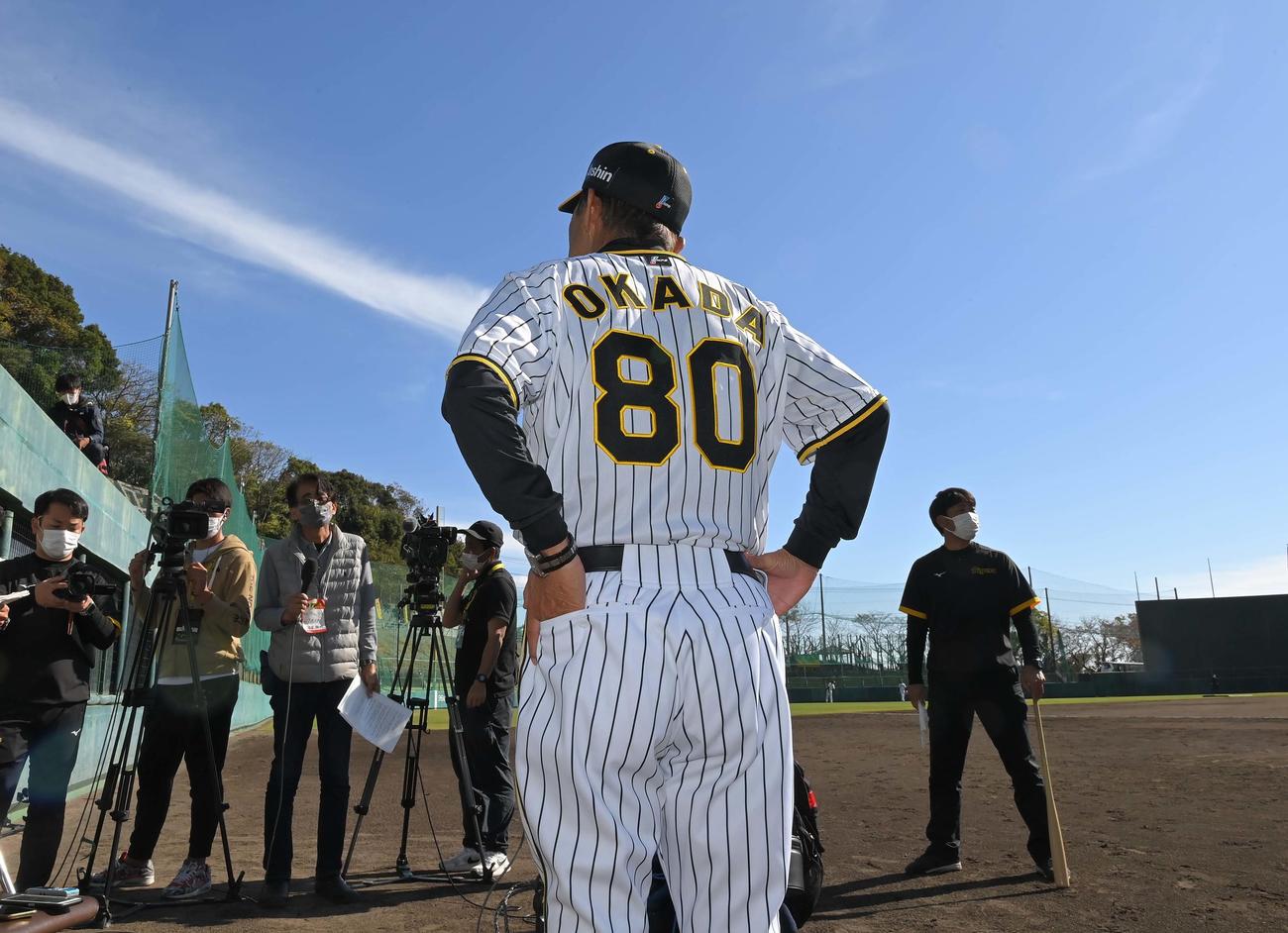 秋季キャンプを終えた岡田監督は総括をする（代表撮影）