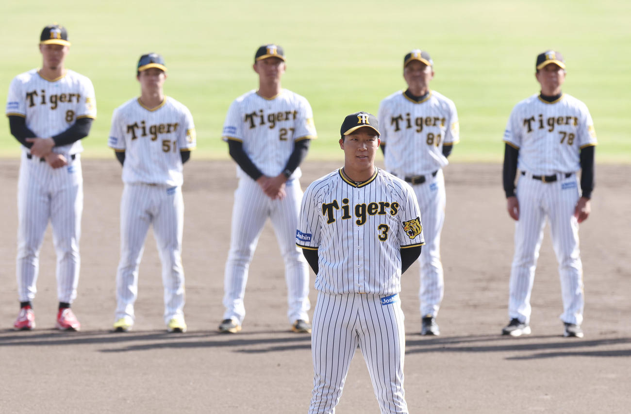秋季キャンプを打ち上げあいさつする阪神大山。後方は左から佐藤輝、中野、伊藤将、岡田監督、平田ヘッドコーチ（撮影・前田充）