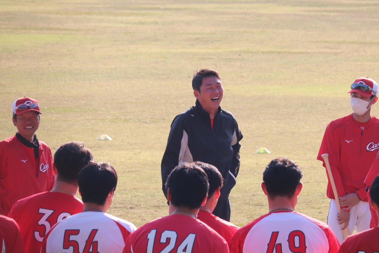 秋季キャンプ最終日の円陣で笑う広島新井貴浩監督（撮影・前原淳）＝2022年11月21日、天福球場