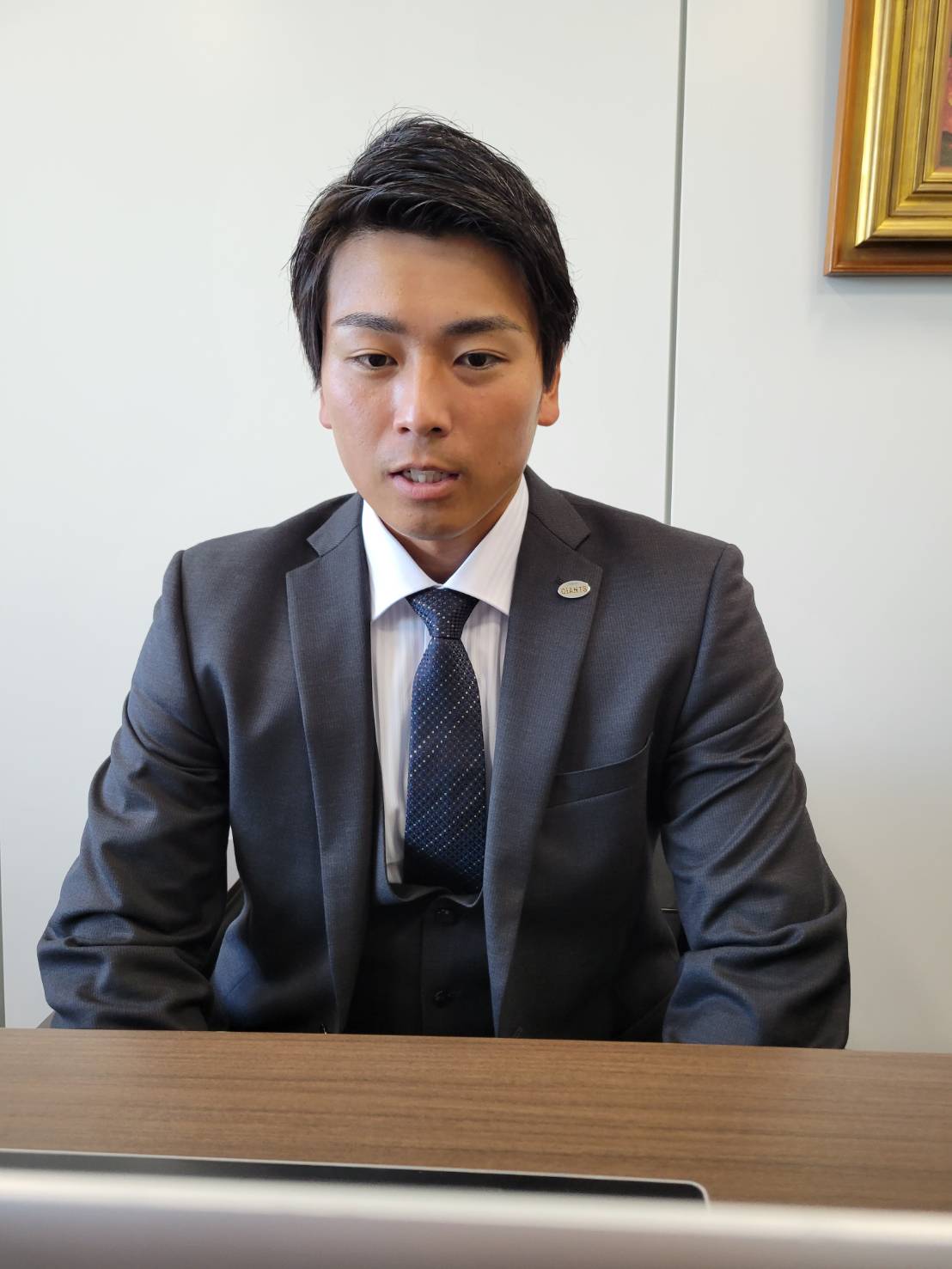 契約更改後、リモート会見に出席した巨人喜多（球団提供）