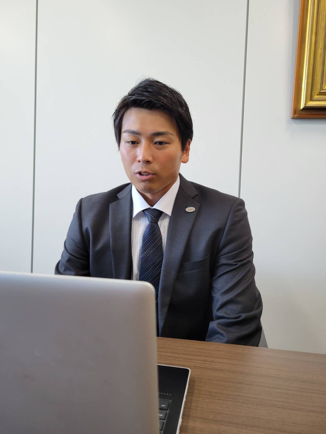 契約更改後、リモート会見に出席した巨人喜多（球団提供）