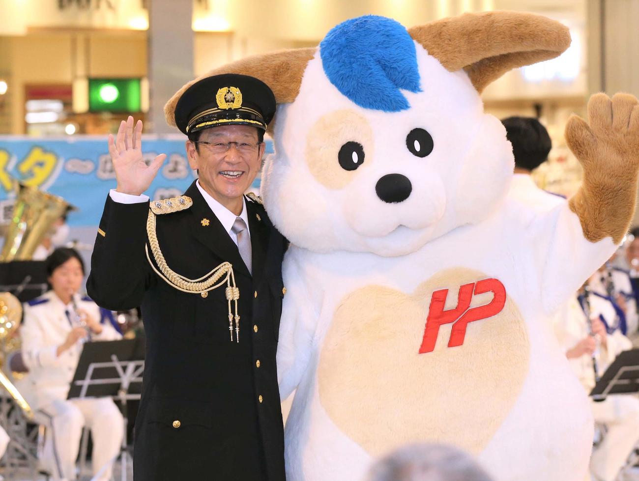 厚別警察署の一日署長を務めた日本ハムの栗山プロフェッサーは道警のマスコット「ほくとくん」と記念撮影する（撮影・黒川智章）