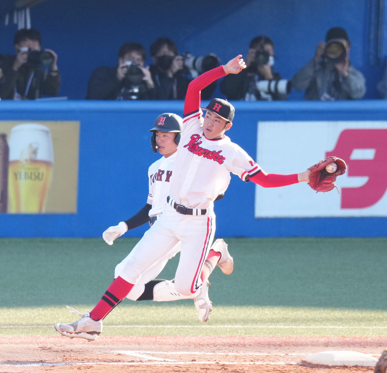 北陸対広陵　5回裏広陵無死、田上（奥）を一ゴロに打ち取り、一塁ベースカバーに入る竹田（撮影・菅敏）