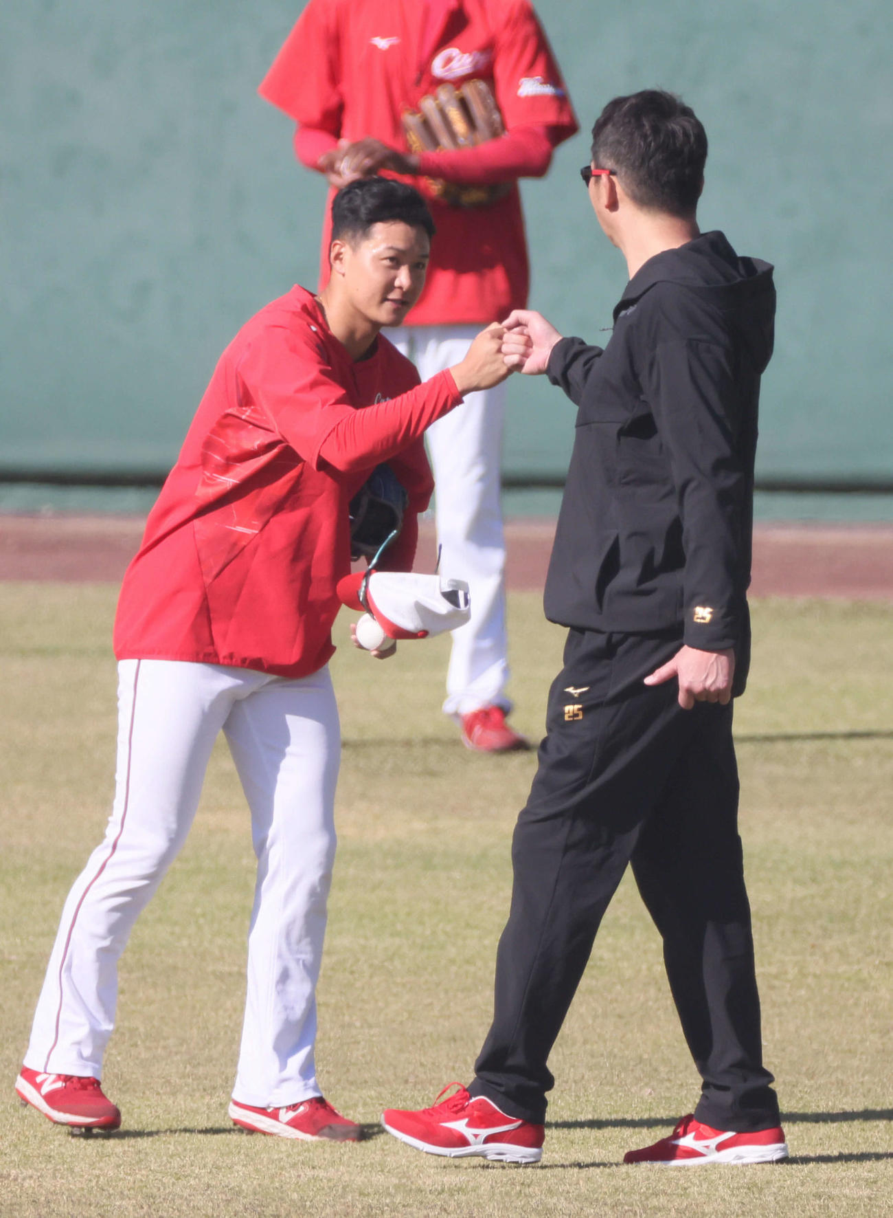 広島秋季キャンプ　合流した新井新監督とグータッチする森（左）（撮影・加藤孝規）