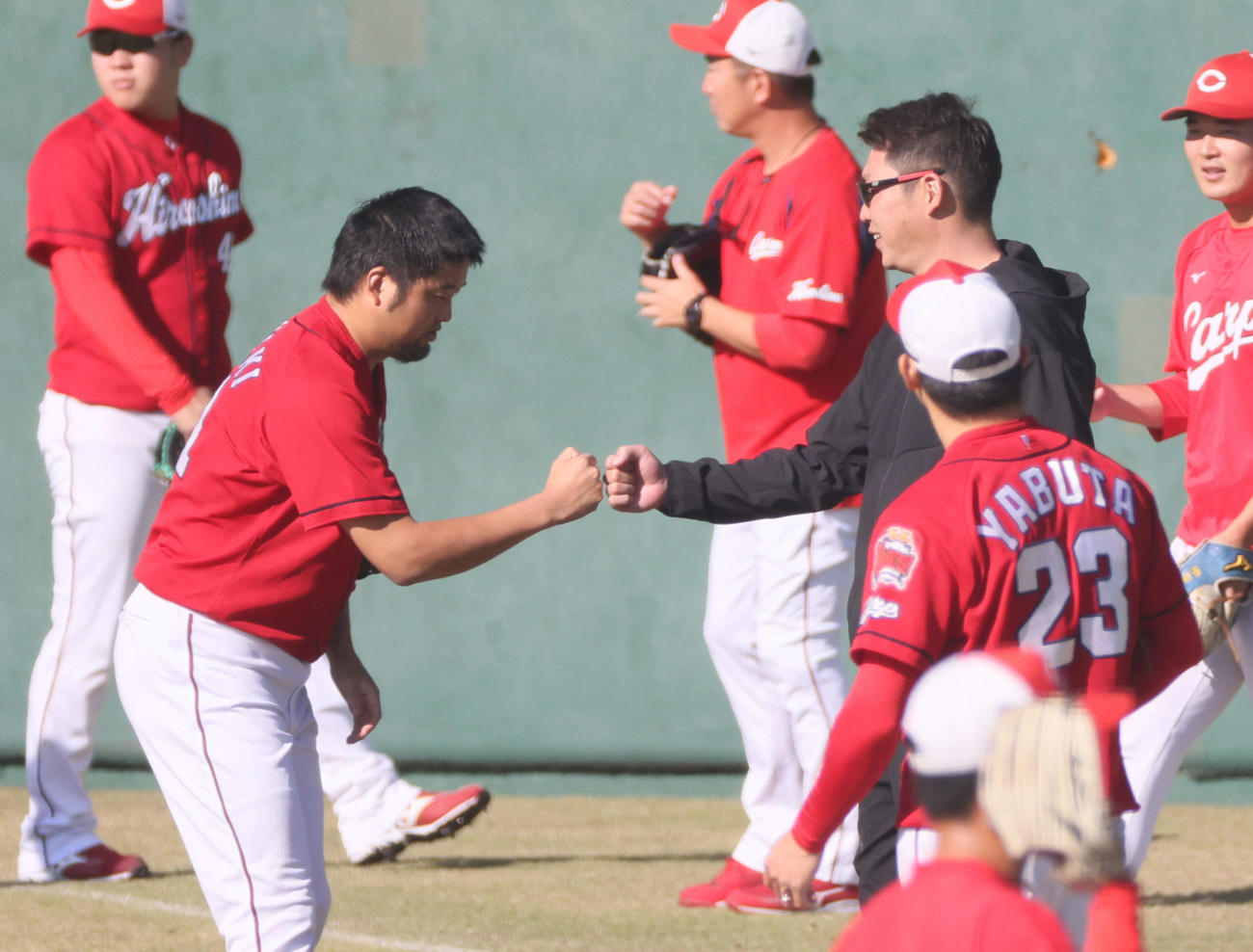 広島秋季キャンプ　合流した新井新監督とグータッチする中崎（左）（撮影・加藤孝規）