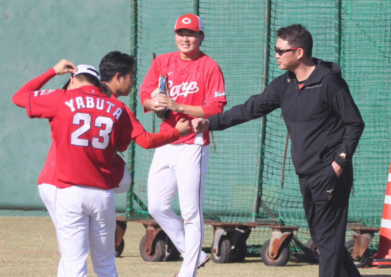 広島秋季キャンプ　合流した新井新監督（右）とグータッチする玉村（撮影・加藤孝規）
