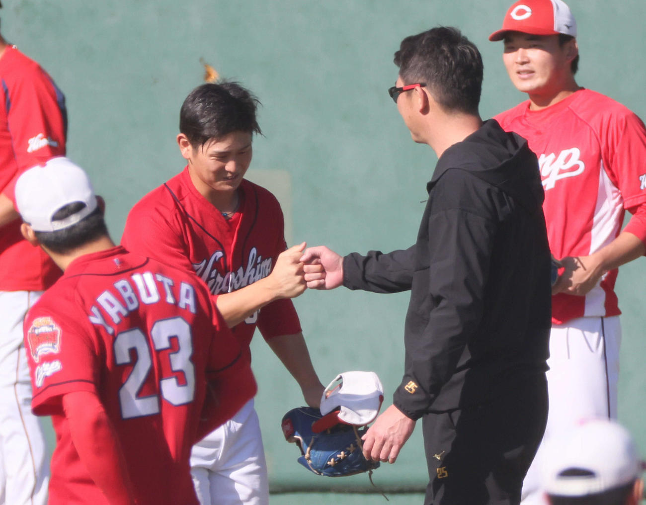 広島秋季キャンプ　合流した新井新監督とグータッチする高橋（撮影・加藤孝規）