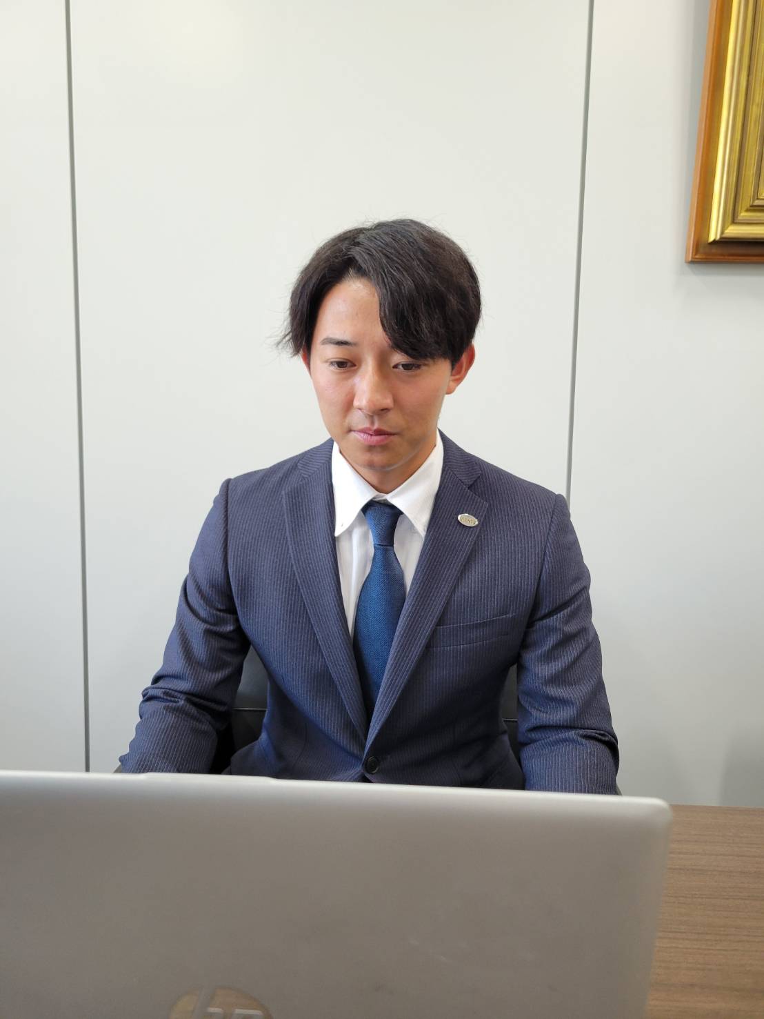 契約更改後、リモート会見に出席した巨人鈴木大（球団提供）