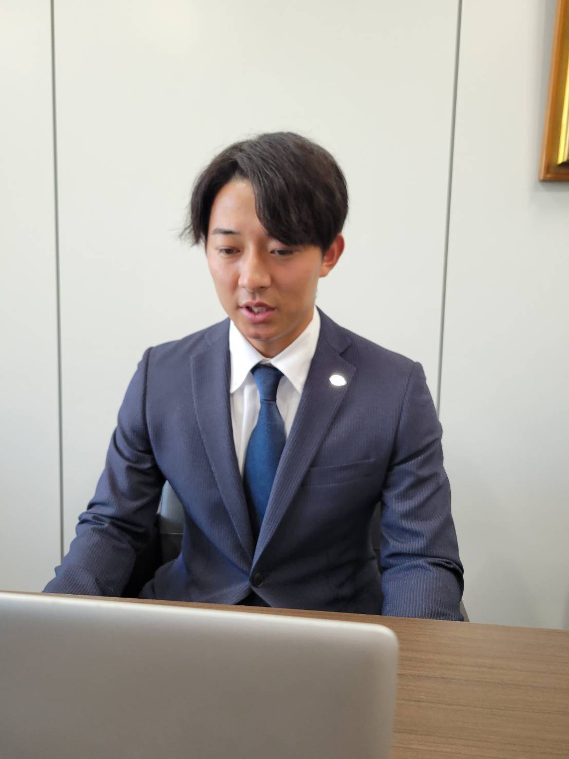 契約更改後、リモート会見に出席した巨人鈴木大（球団提供）
