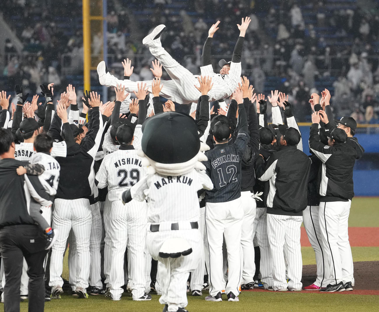 ナインから胴上げされるロッテ田中靖（2022年11月20日撮影）
