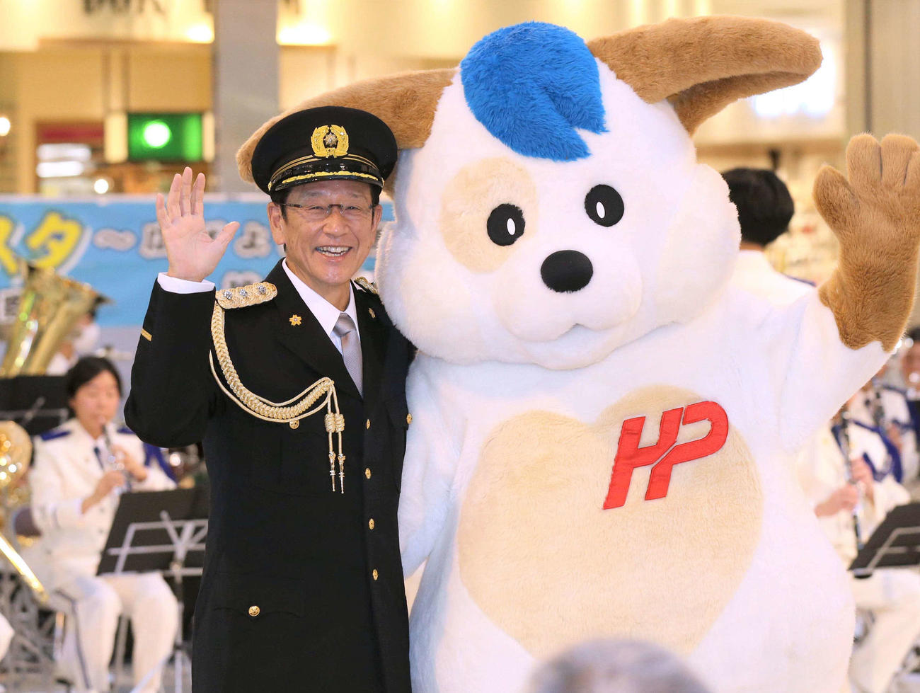 厚別警察署の一日署長を務めた日本ハムの栗山プロフェッサーは道警のマスコット「ほくとくん」と記念撮影する（撮影・黒川智章）