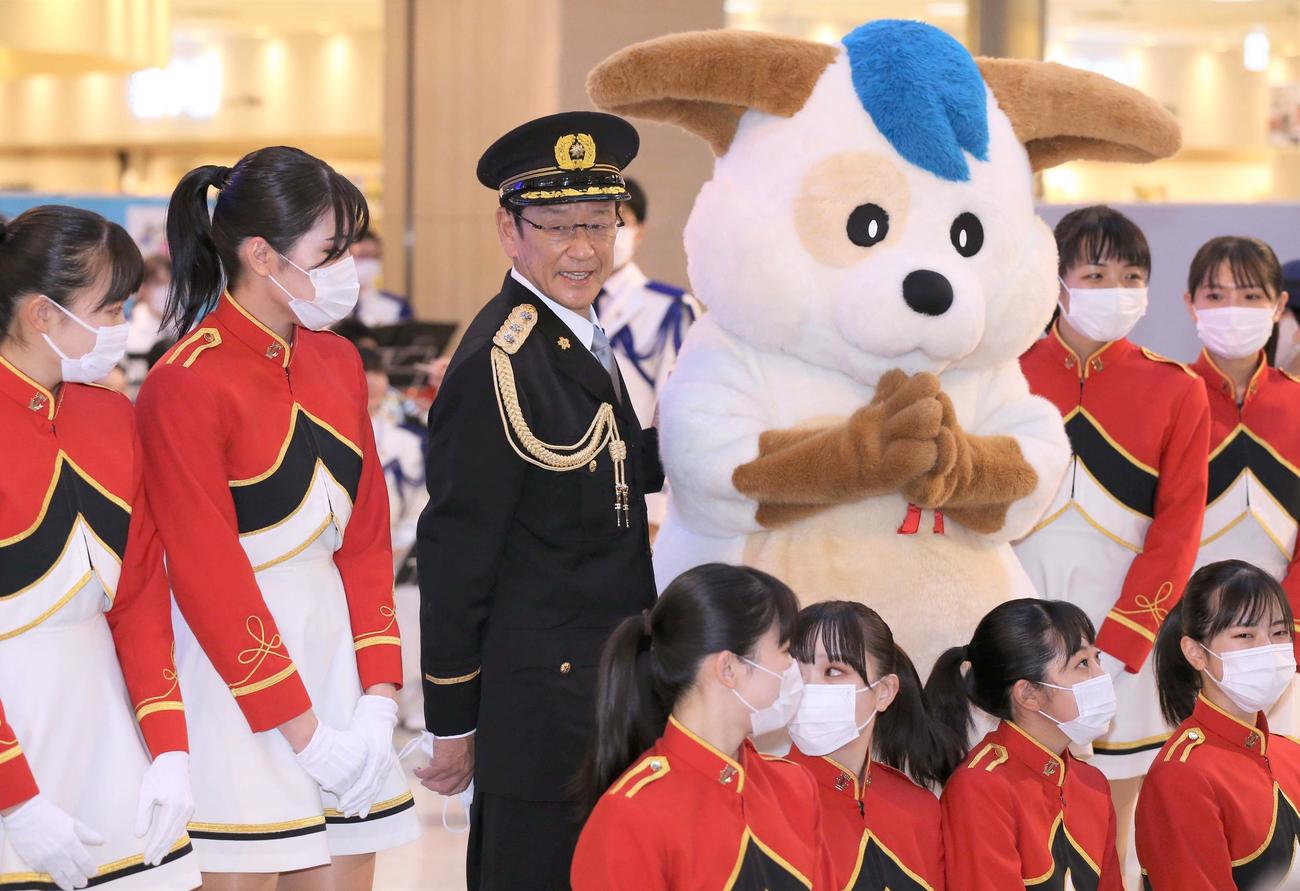 厚別警察署の一日署長を務めた日本ハムの栗山プロフェッサーは道警音楽隊カラーガードのメンバーと記念撮影する（撮影・黒川智章）