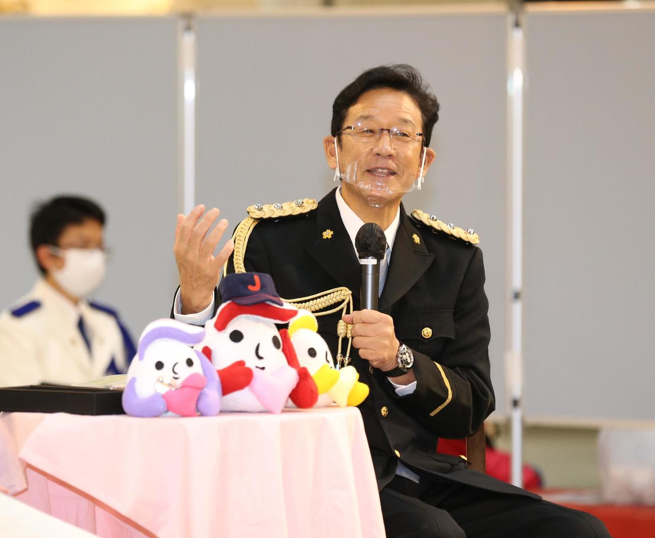 厚別警察署の一日署長を務めトークショーをする日本ハムの栗山プロフェッサー（撮影・黒川智章）